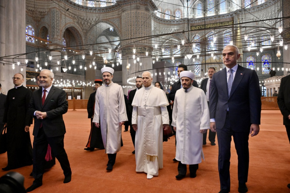  El Papa León XIV (centro), el ministro turco de Cultura y Turismo, Mehmet Nuri Ersoy (derecha), y representantes de la mezquita visitan la Mezquita del Sultán Ahmed (Mezquita Azul) en Estambul, Turquía, el 29 de noviembre de 2025. 