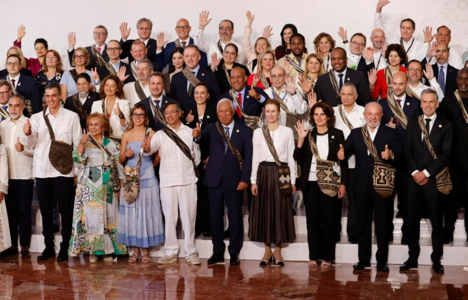 El presidente de Colombia Gustavo Petro (ci), acompañado de los asistentes a la ceremonia de apertura de la IV Cumbre CELAC-UE, posan en la foto oficial este domingo, en Santa Marta (Colombia).