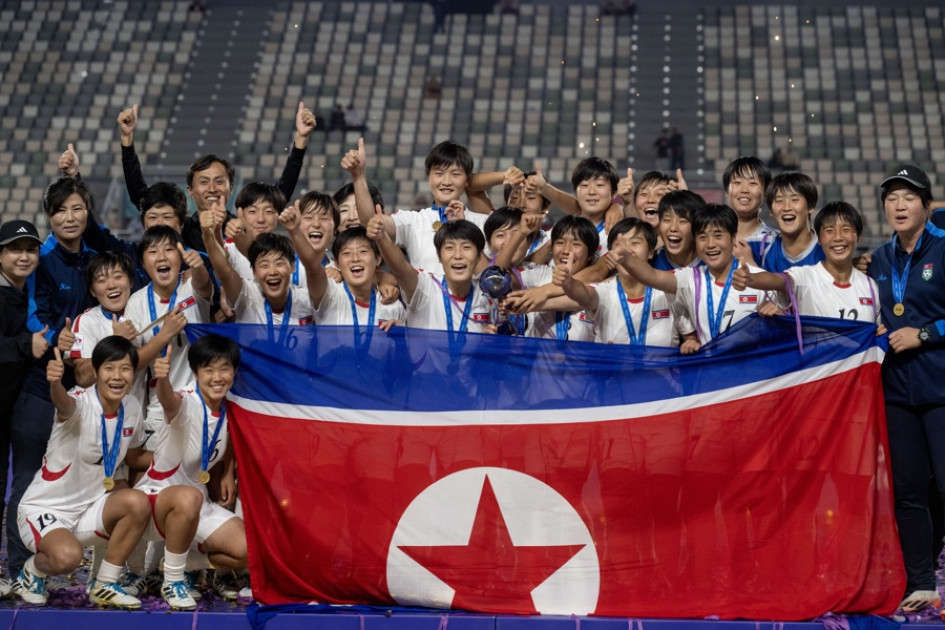 Jugadoras de Corea del Norte celebran su triunfo.