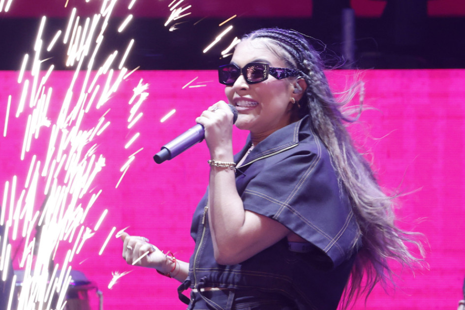 la vallenatera Karen Lizarazo, quien hizo bailar a los asistentes con clásicos del género caribeño. En su presentación, rindió homenaje a Carlos Vives