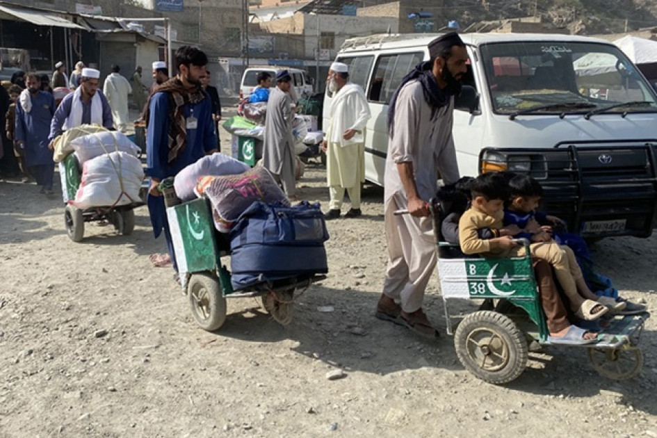 Fotos | EFE | LAPATRIA Refugiados afganos se congregan cerca de un centro de registro mientras se preparan para regresar, luego de la reapertura de la frontera de Torkham en Pakistán, el 1 de noviembre de 2025. Pakistán reabrió parcialmente la frontera después de 21 días para deportar a ciudadanos afganos indocumentados.