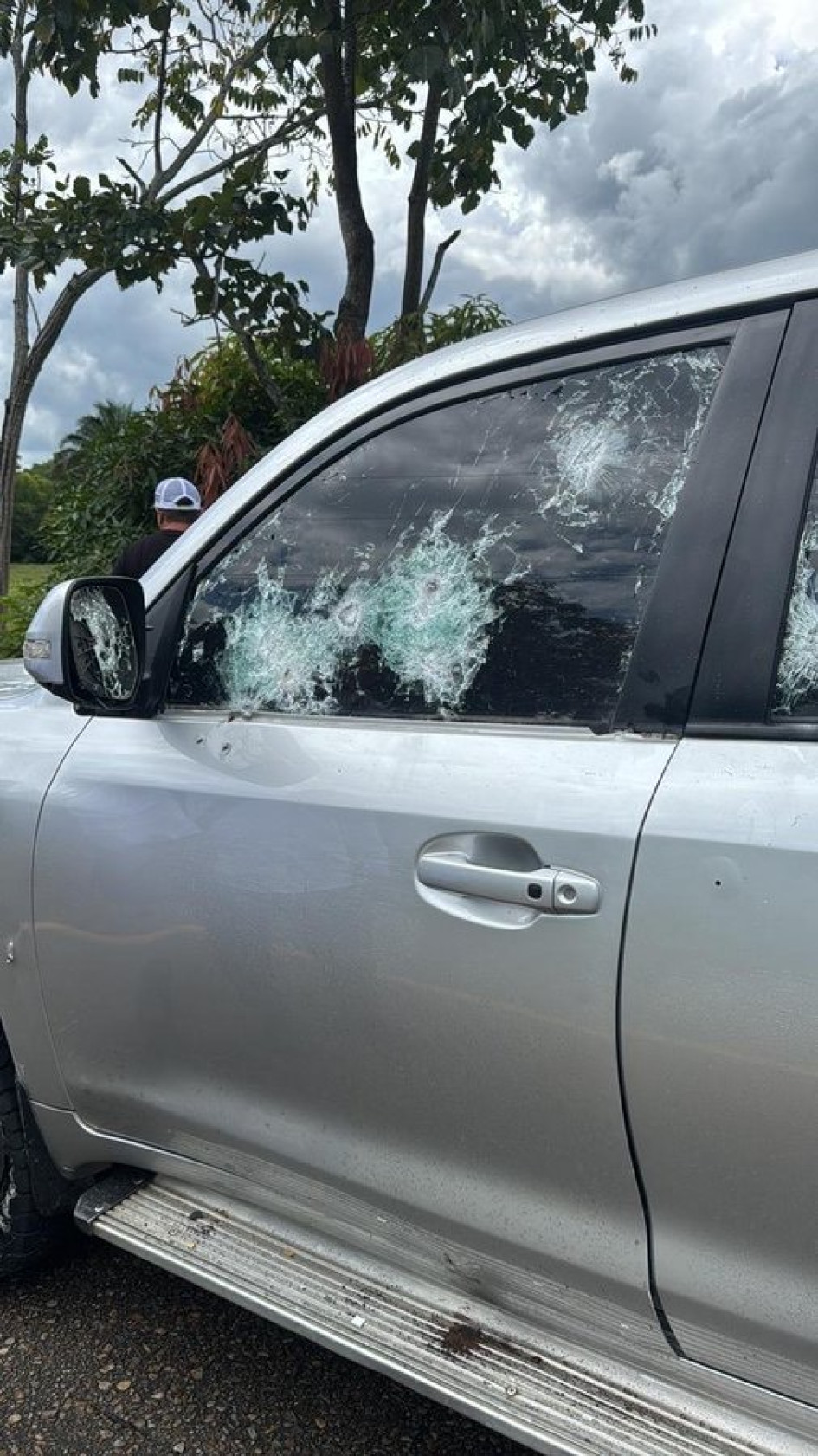 Foto | Gobernación de Arauca | LA PATRIA  Fotos que circulan en redes sociales dejan ver que la camioneta blindada en la que se movilizaba el mandatario regional tiene impactos de bala en los vidrios laterales. Además, una estalló por los tiros.