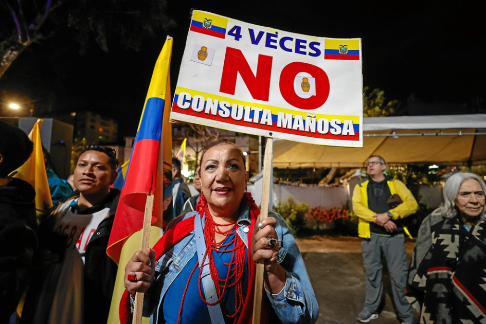 Una simpatizante del Movimiento Revolución Ciudadana sostiene un cartel durante la celebración por el triunfo del 'No' en el referéndum del domingo en Ecuador.