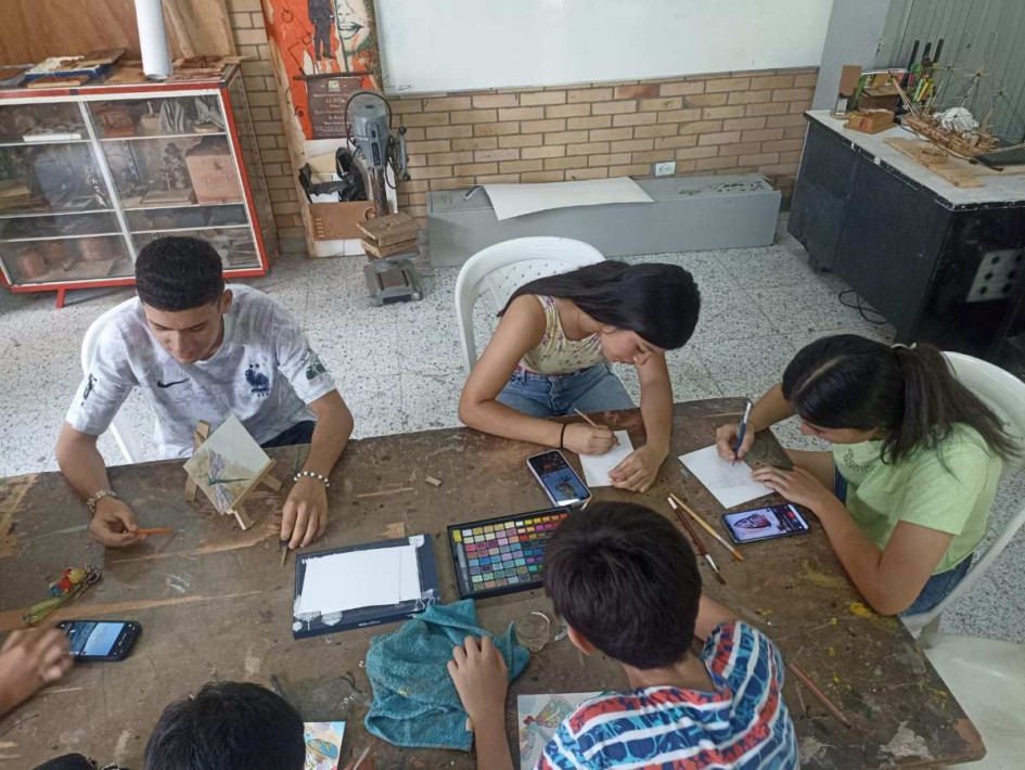Mientras pintan, los estudiantes aprenden lenguas y diversidad étnica.