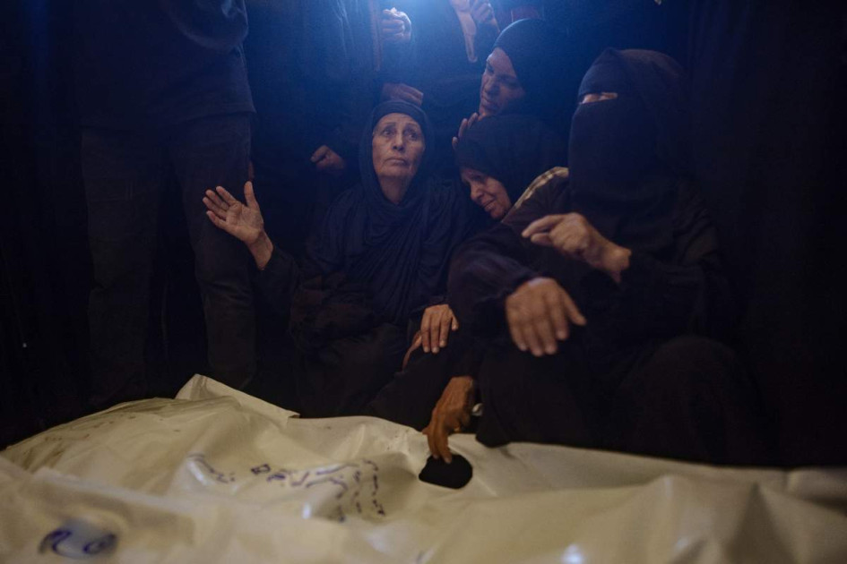 Mujeres palestinas lloran junto a los cuerpos de sus familiares en el Hospital Nasse. 