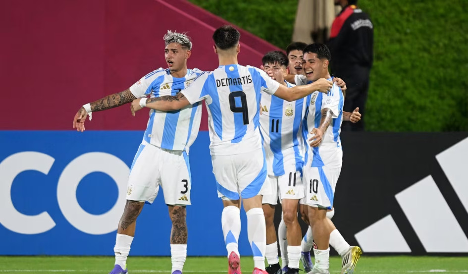 Argentina ganó sus tres partidos y clasificó en el primer puesto del Grupo D del Mundial Sub-17 de Catar.