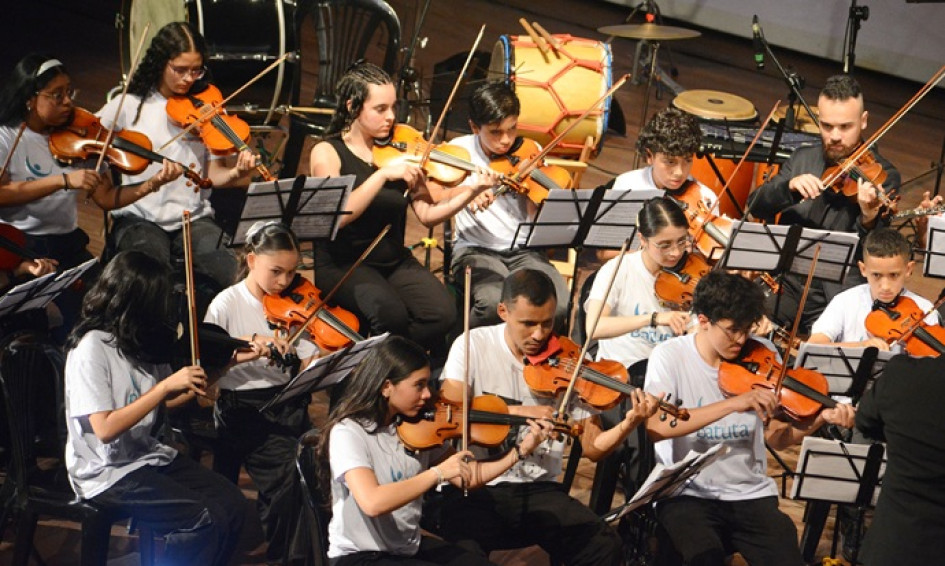 Este lunes 10 de noviembre la jornada en el Teatro Los Fundadores estuvo a cargo de las Orquestas Sinfónicas Juveniles de La Fuente y San José, Camerata y Coro de Flauta Batuta Caldas.