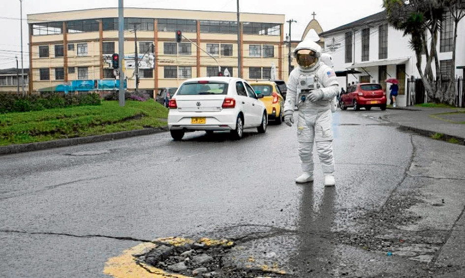 Ciudadanos aprovecharon en redes sociales para bromear acerca del deterioro de la malla vial en algunas calles de Manizales.