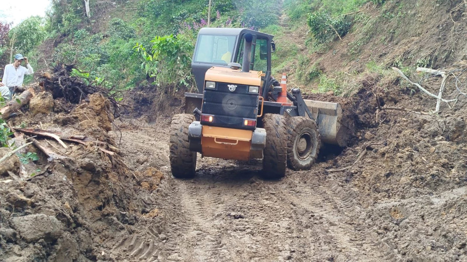 Estas son las cuatro vías con derrumbes que reporta la Gobernación de Caldas este miércoles (19 de noviembre). En la foto, las labores de remoción de material en la ruta Bolivia - La Soledad - El Higuerón - La Mesa - Pensilvania.