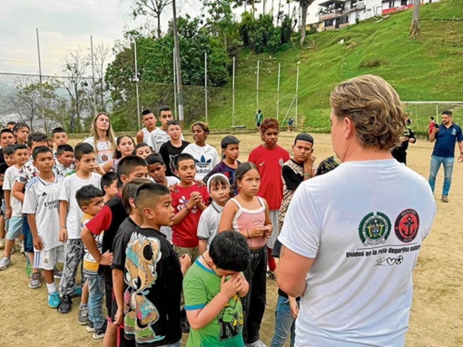 El Grupo de Policía Comunitaria desarrolló la actividad denominada Semilleros del Nevado, en compañía del personal de NYPD Soccer Women – New York Police.