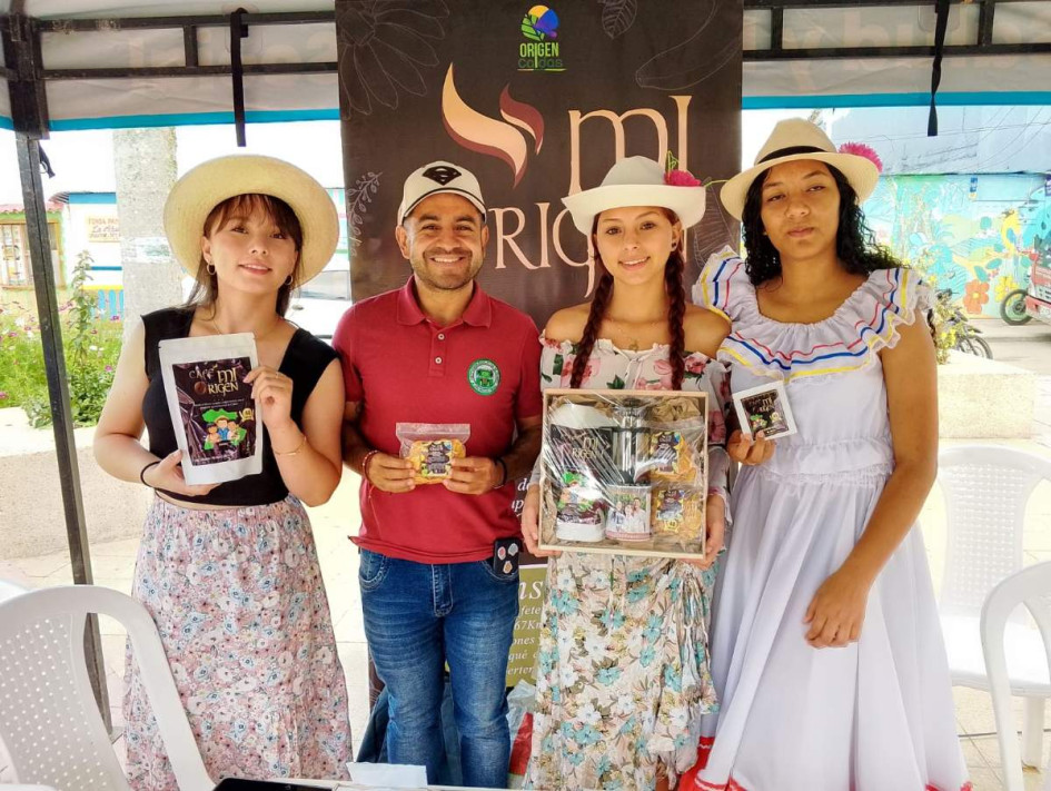 Estudiantes del colegio El Horro presentaron sus emprendimientos en la celebración de los 40 años de su institución. 