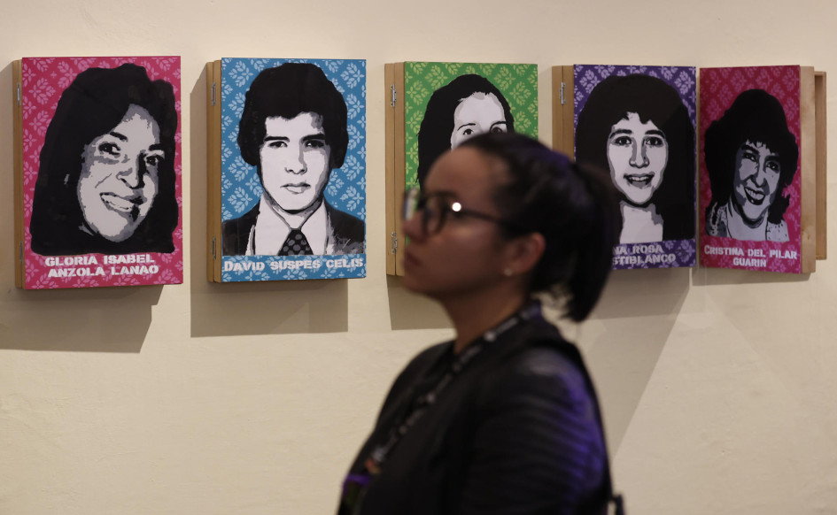 Una persona recorre la exposición exhibida en el Museo de la Independencia Casa del Florero este jueves, en Bogotá (Colombia).