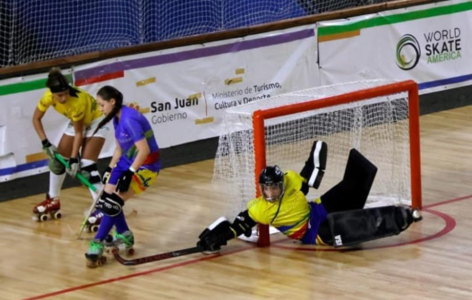 Portera Isabela Molina defendiendo el arco para la selección Colombia sénior 