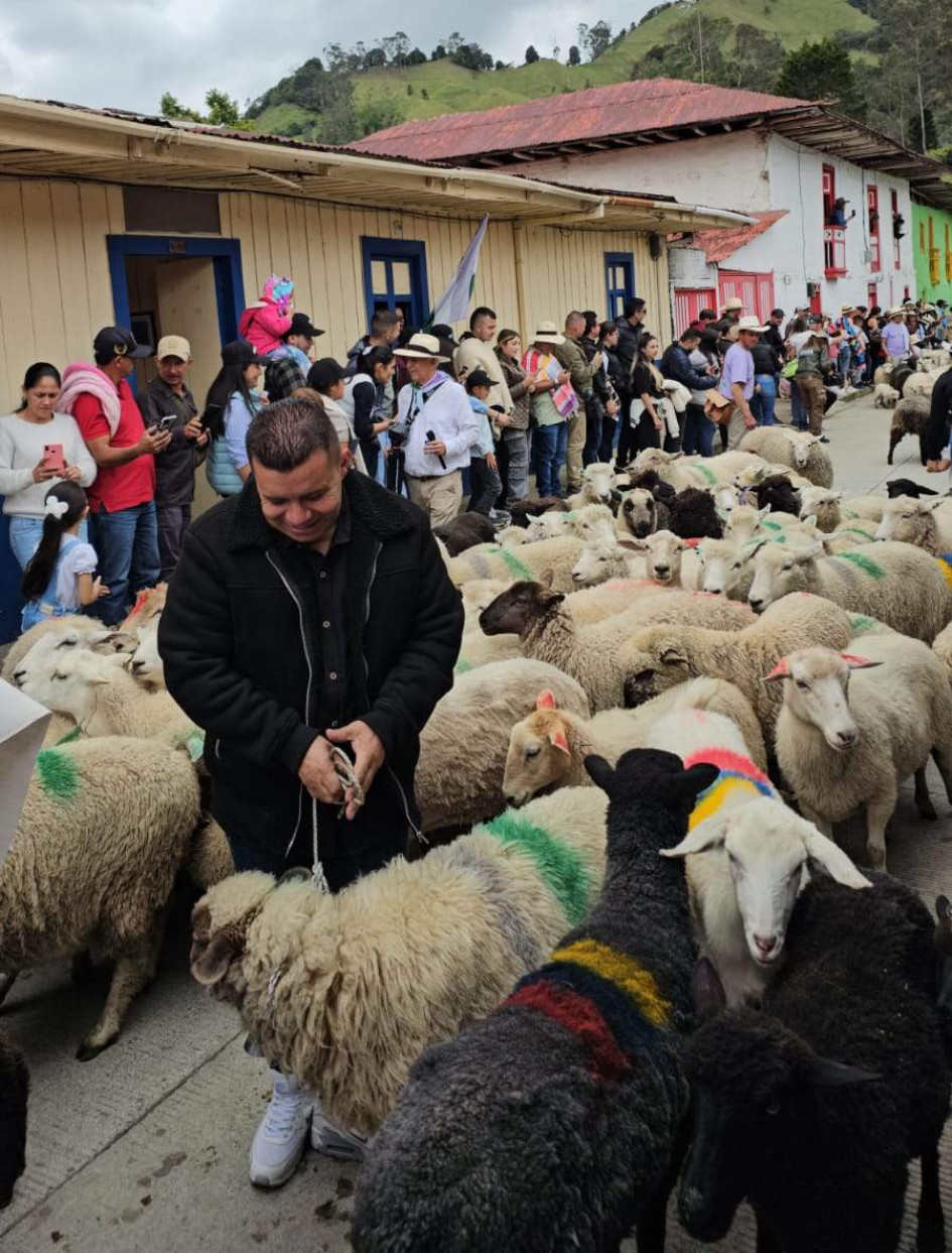 El cantante Albeiro Rincón, en el Desfile de la Lana en Marulanda (Caldas). 