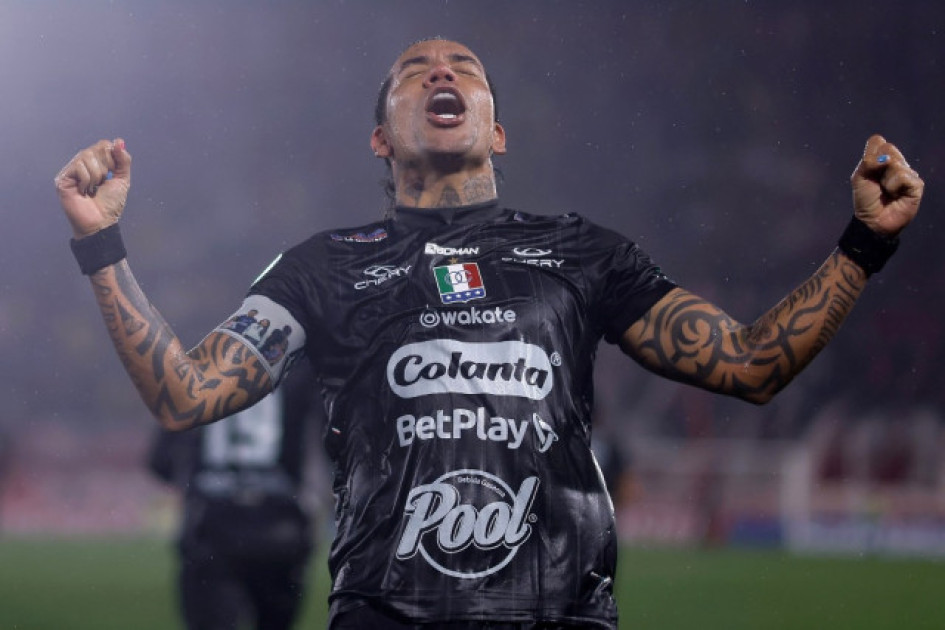 Celebración de Dayro Moreno en uno de los dos goles que le anotó a Huracán en el estadio Tomás Adolfo Ducó de Buenos Aires (Argentina), en la victoria 1-3 del Once Caldas, en la vuelta de los octavos de final de la Copa Sudamericana.