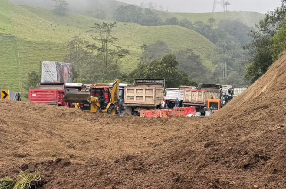El movimiento de tierra taponó la carretera cerca del sector de El Ocho, donde el camino se divide hacia el Alto de Letras y la entrada al Parque Nacional Natural Los Nevados.