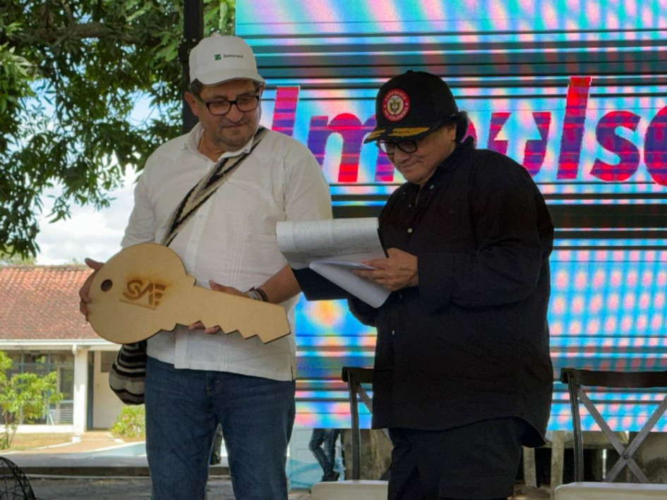 El rector de la Universidad de Caldas, Fabio Arias, recibió 443 hectáreas para la sede Magdalena Centro en La Dorada (Caldas).  