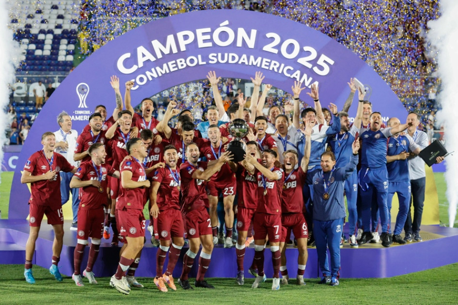 Jugadores de Lanús celebran con el trofeo al ganar la Copa Sudamericana este sábado, frente a Atlético Mineiro en el estadio Defensores del Chaco en Asunción (Paraguay).