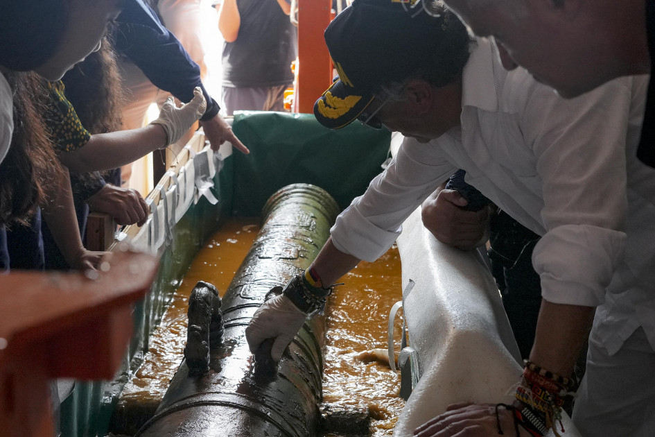 El presidente de Colombia, Gustavo Petro, observa un cañón recuperado del galeón español San José este miércoles, en el mar Caribe cerca de Cartagena.