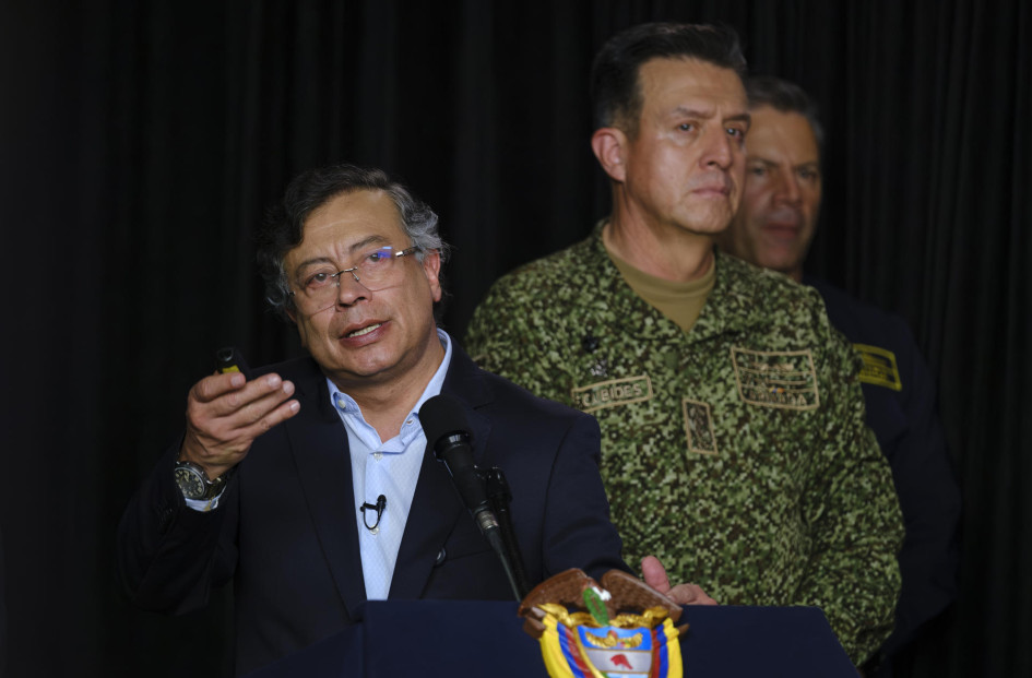 Fotografía cedida por la Presidencia de Colombia de su mandatario, Gustavo Petro (i), junto al comandante de las Fuerzas Militares, el almirante Francisco Cubides, durante una alocución este miércoles en Bogotá (Colombia).