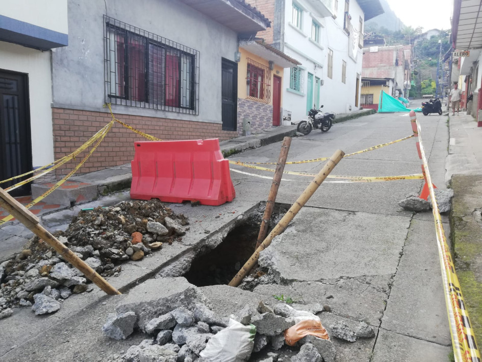 Este es el estado del hueco con la señalización que pusieron los vecinos para evitar accidentes.