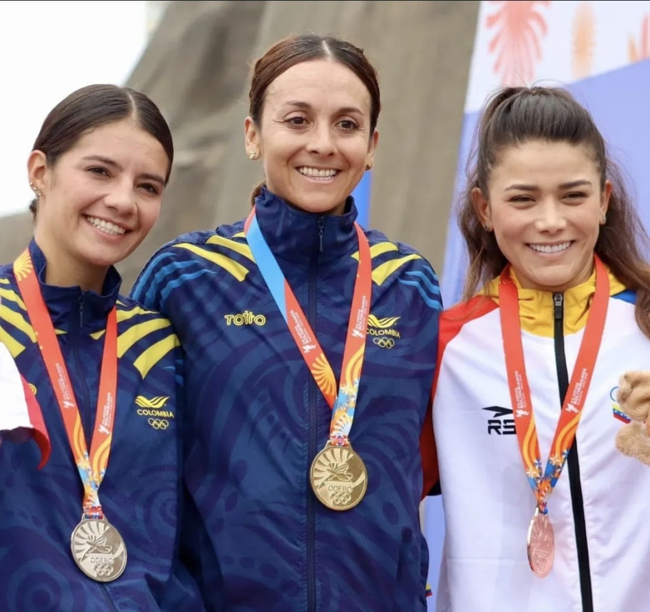 Diana Peñuela (centro), de Caldas, se coronó como campeona de los Juegos Bolivarianos en la contrarreloj individual femenina. La medalla de plata también fue para Colombia.