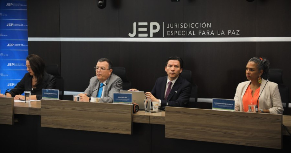 La JEP imputa crímenes de guerra, de lesa humanidad y delitos según el Código Penal colombiano a 30 integrantes del Ejército Nacional, entre ellos tres generales retirados, por ‘falsos positivos’ en Meta.La JEP imputa crímenes de guerra, de lesa humanidad y delitos según el Código Penal colombiano a 30 integrantes del Ejército Nacional, entre ellos tres generales retirados, por ‘falsos positivos’ en Meta.