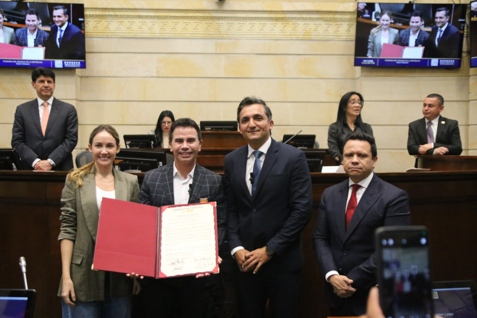 El Senado de la República rindió un homenaje al cantante colombiano Jhonny Rivera, quien recibió la Orden del Congreso en el grado de Gran Caballero.