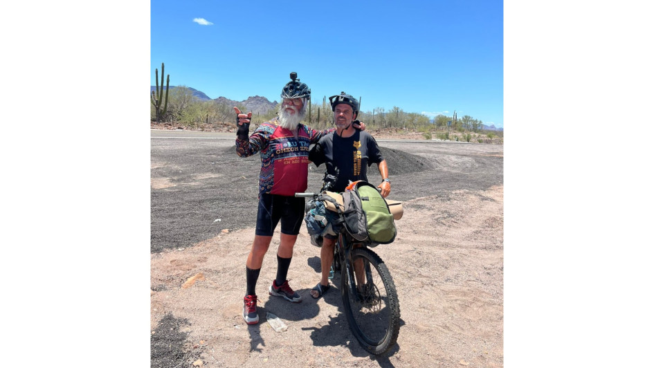 El manizaleño Juan Manuel Arango lleva siete meses y medio dándole la vuelta al mundo. En marzo partió desde Colombia, hoy está en Singapur y espera terminar su travesía en Sudáfrica, en diciembre del 2027, luego de atravesar 40 países. Hace la mayoría de su recorrido a bordo de La Chimbita, su bicicleta eléctrica. En la foto, su encuentro con un ciclista en Baja California (México).