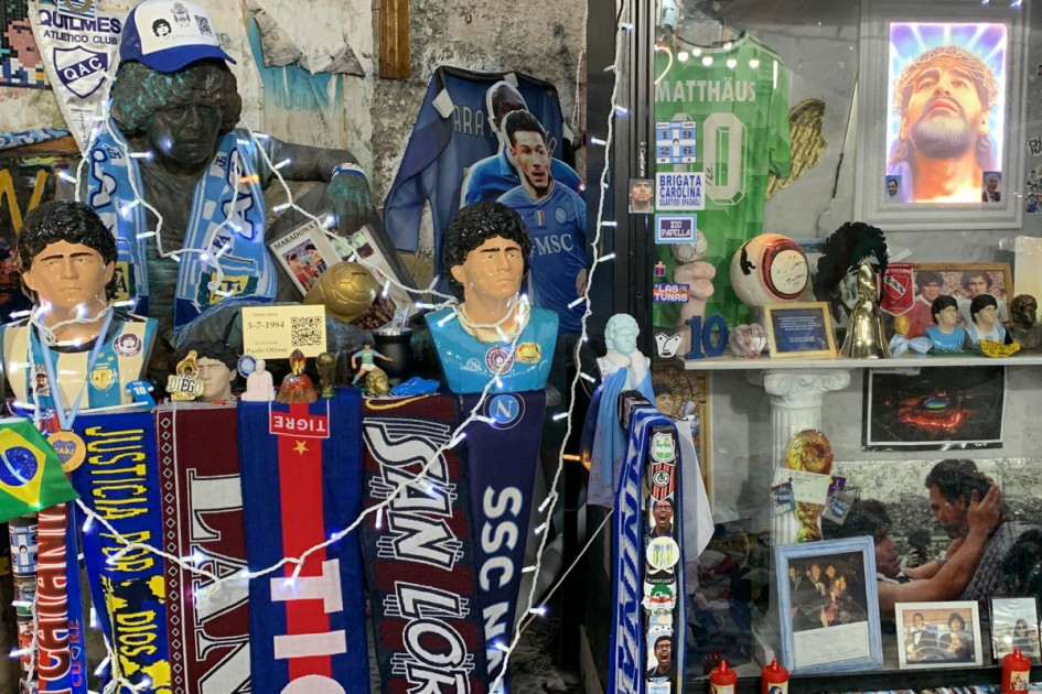 Diego Armando Maradona es considerado un ídolo en Nápoles (Italia). En las calles, su recuerdo sigue vivo, a cinco años de su muerte.