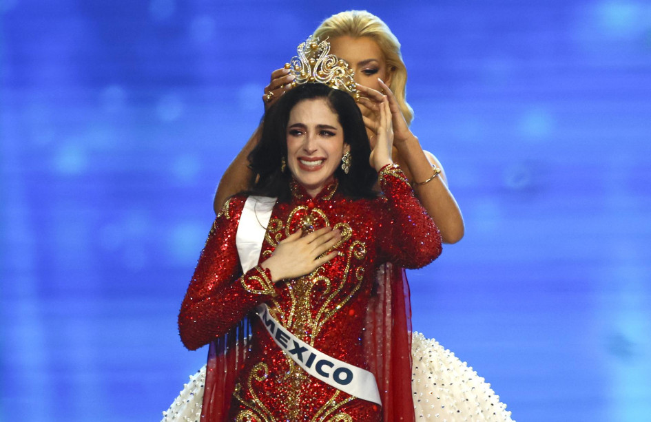 La señorita México, Fátima Bosch, reacciona al ser coronada Miss Universo 2025 durante la 74.ª edición del certamen.