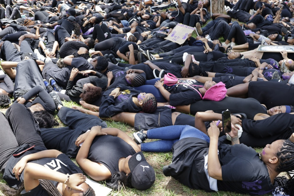 Activistas participan en la protesta "Paro de Mujeres", organizada por Mujeres por el Cambio (WFC) antes de la Cumbre de Líderes del G20, Pretoria, Sudáfrica,