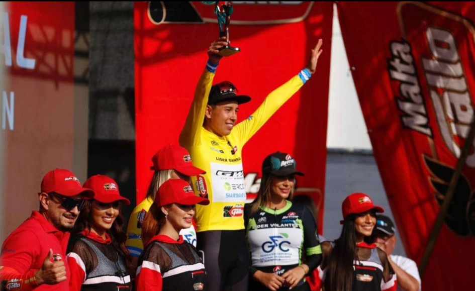 Óscar Garzón levanta el premio en la Vuelta a Guatemala, en donde quedó confirmado el talento colombiano nuevamente ya que sus ciclistas han ganado la competencia en 27 ediciones. 