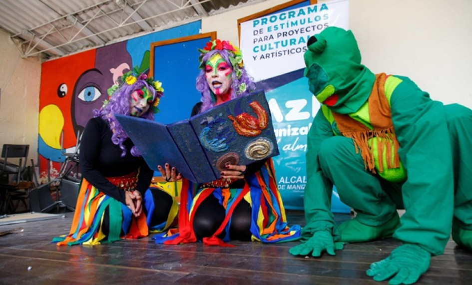El Sapito Raúl, Arcoíris y Cristal durante la presentación en la Institución Educativa La Sultana.