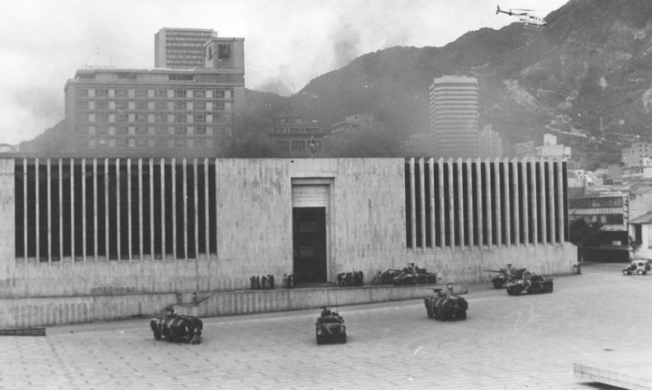 El 6 de noviembre de 1985, la guerrilla del M-19, en la cual militaba el hoy presidente Gustavo Petro, irrumpió en la sede de la Corte Suprema de Justicia y del Consejo de Estado y tomó como rehenes a magistrados y funcionarios.