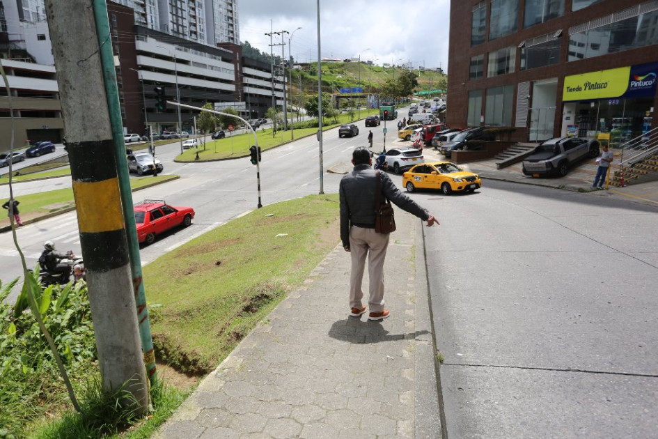 William Carvajal esperando la buseta en la entrada hacia el barrio Laureles.
