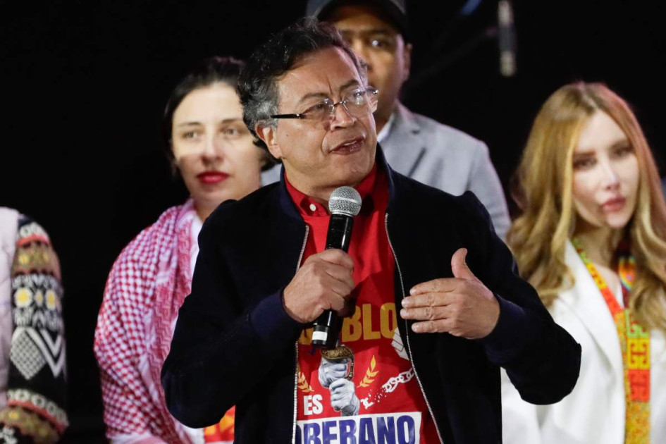 Miles de colombianos se concentraron en Bogotá, convocados por Petro, para empezar a recolectar firmas e impulsar una asamblea constituyente, además de expresar su respaldo al mandatario en medio de la escalada de tensiones con Estados Unidos por la lucha antidrogas.