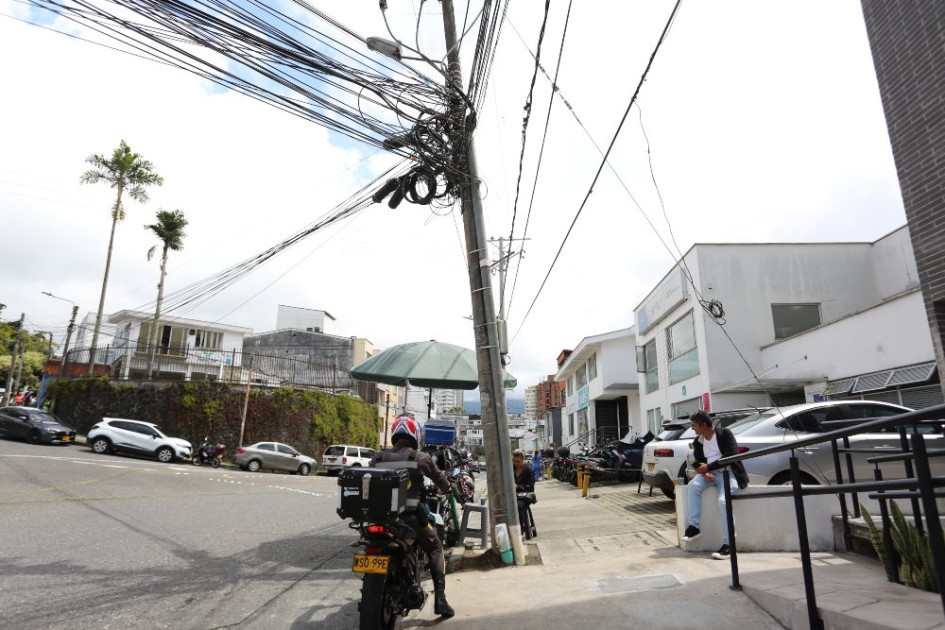 Este es el poste ubicado entre el edificio de la Contraloría y una de las sedes de Interconsultas.