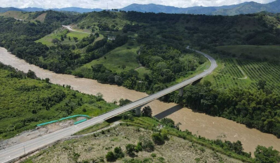 El puente Fortunato Gaviria, sobre el río Cauca.