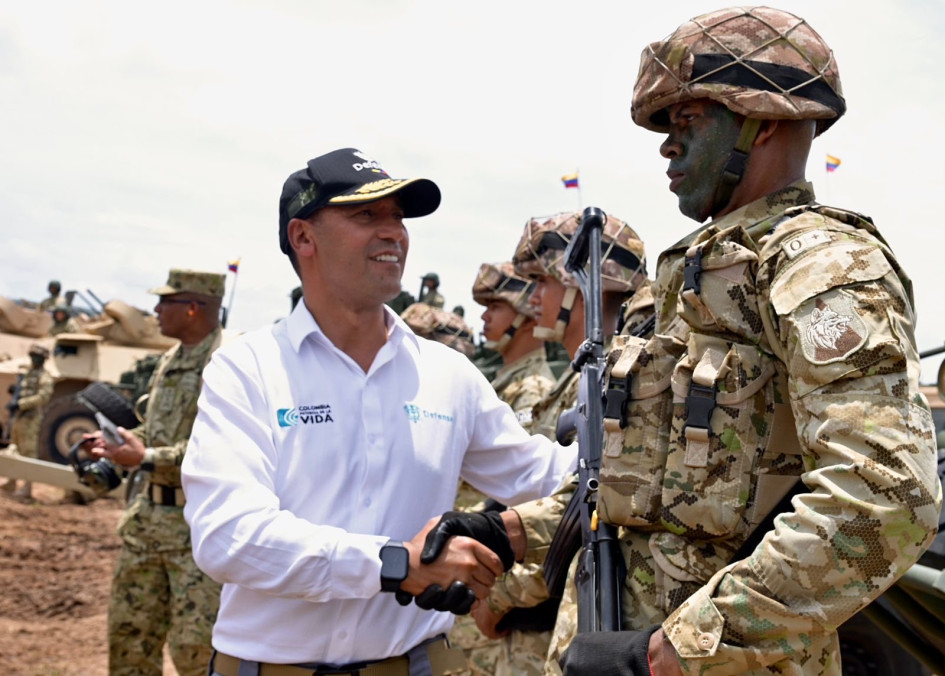 Pedro Sánchez, ministro de Defensa de Colombia, en una visita a las Fuerzas Aramadas.