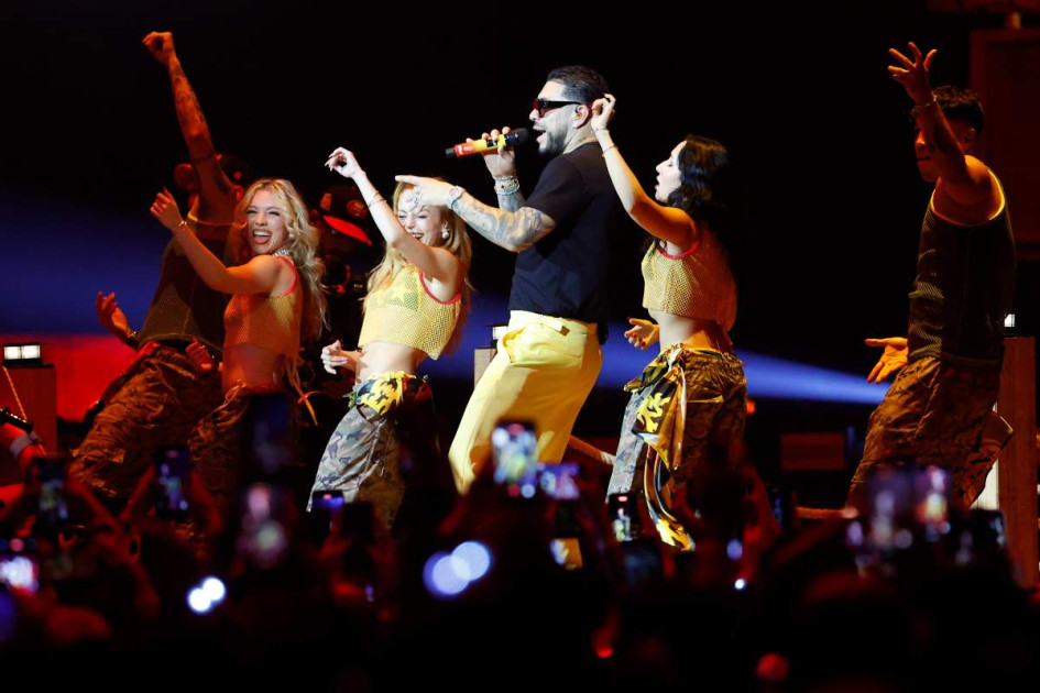 El cantante colombiano de música urbana Ryan Castro se presenta en un concierto de su tour 'Sende World Tour', en el Coliseo Medplus en Bogotá (Colombia).