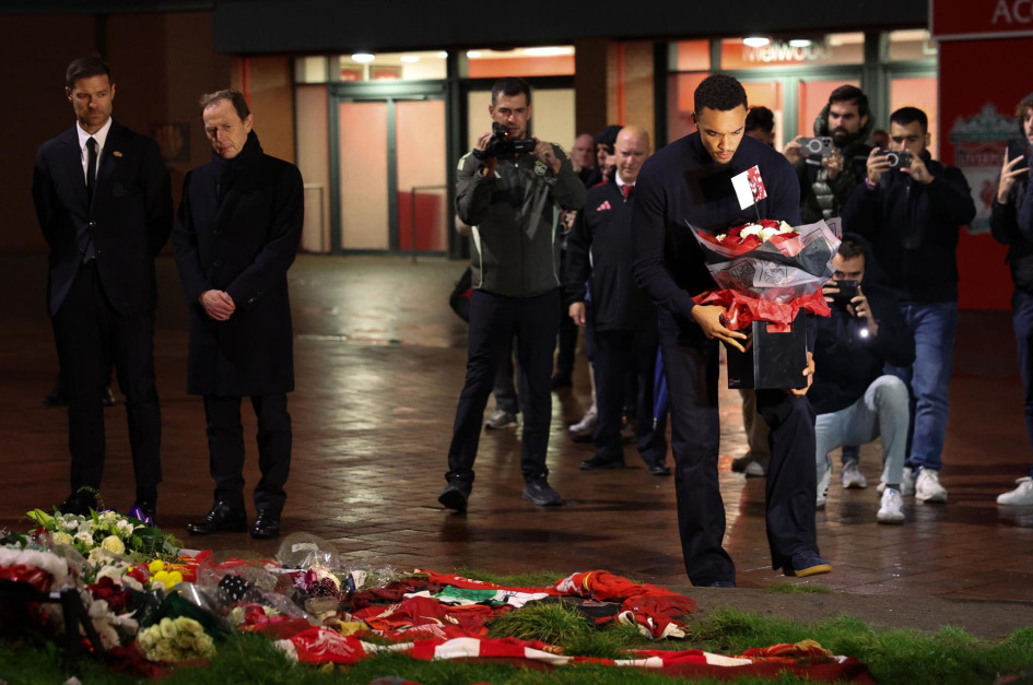 Trent Alexander-Arnold del Real Madrid deposita flores entre los homenajes al exjugador del Liverpool Diogo Jota en Liverpool, Gran Bretaña, este lunes 3 de noviembre del 2025.