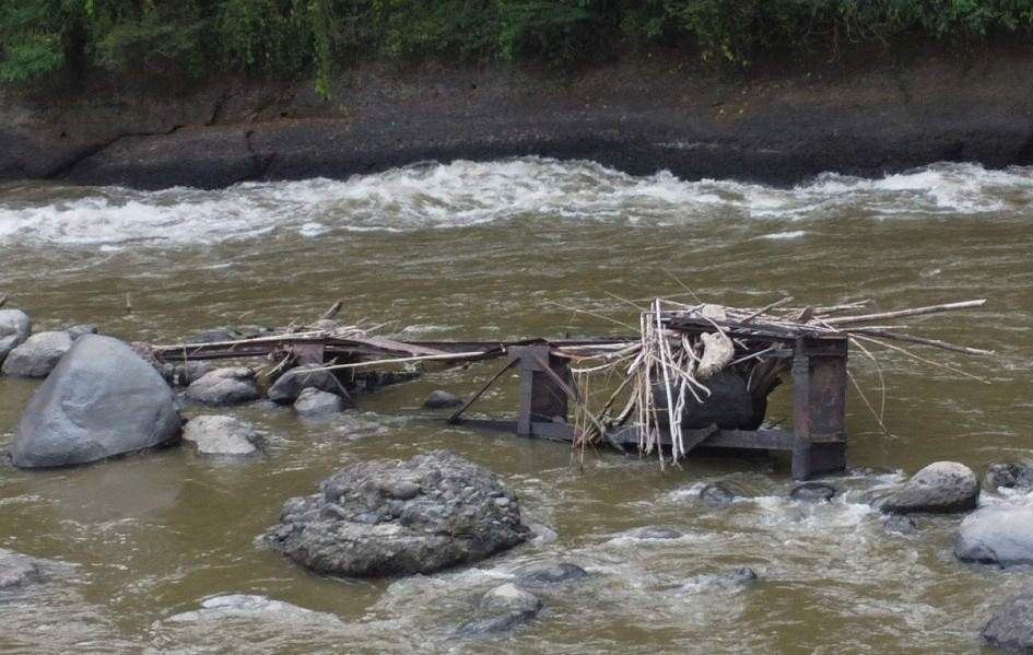 En medio del río Cauca, en el corregimiento de Arauca en Palestina (Caldas), permanecen los restos de un puente metálico del ferrocarril que la avalancha del volcán Nevado del Ruiz arrastró en 1985. 