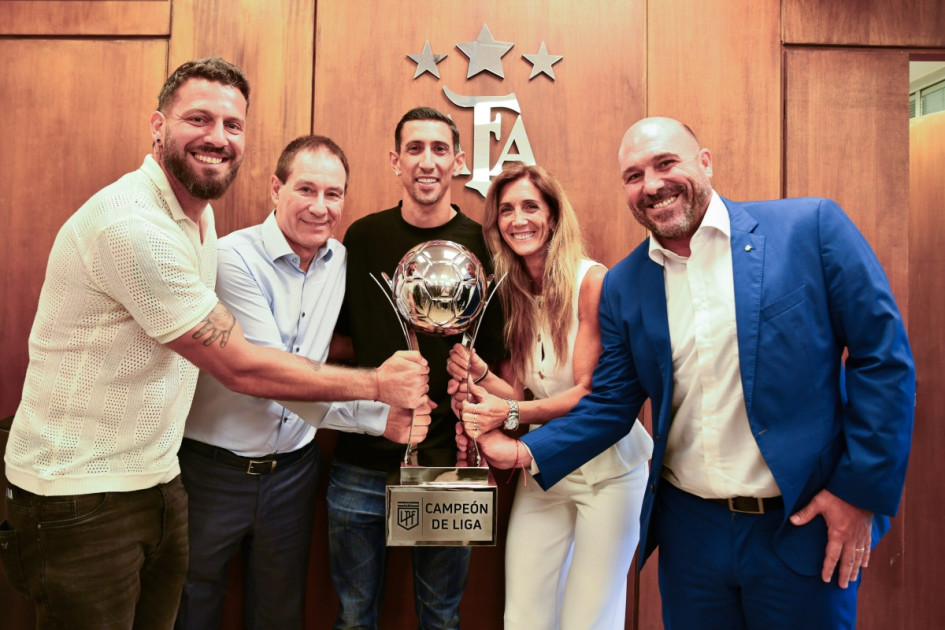 Ángel Di María, Jorge Broun, Ariel Holan y Gonzalo Belloso recibieron el trofeo que acredita a Rosario Central como el campeón anual del fútbol argentino en el 2025.