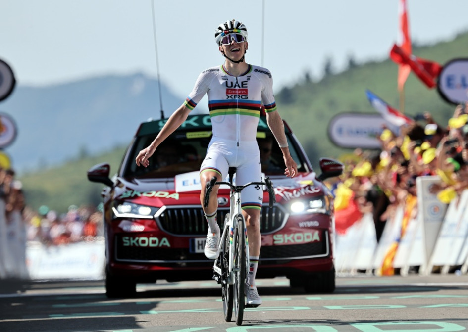 El esloveno Tadej Pogacar (UAE) logró otro peldaño de oro en la historia como vencedor en este 2025 de la 112 edición del Tour de Francia. Subió al podio de los Campos Elíseos por cuarta vez para escuchar el himno de su país. 