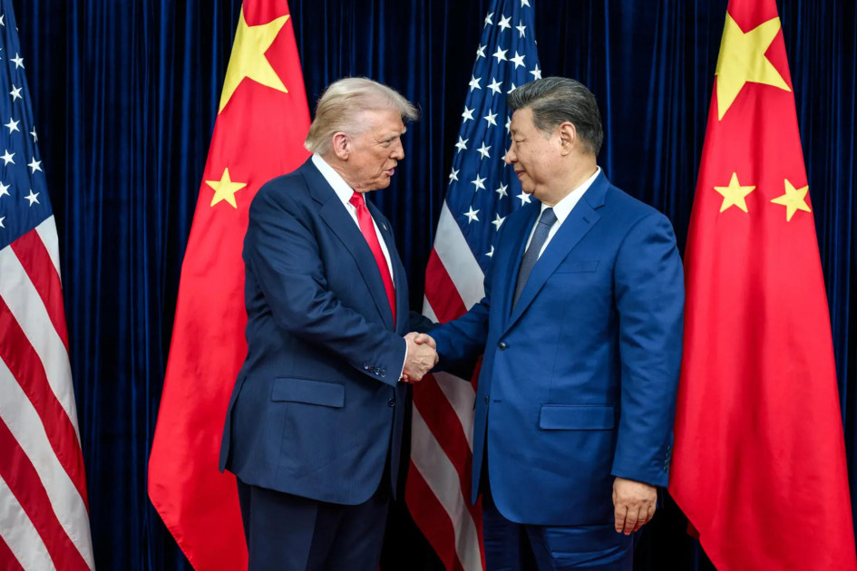 La Casa Blanca mostró al presidente de Estados Unidos, Donald Trump (i), saludando a su homólogo chino, Xi Jinping (d), durante su encuentro en Busan (Corea del Sur). El mandatario estadounidense asegura que ha hablado de desnuclearización con su homólogo chino y el de Rusia, Vladímir Putin,