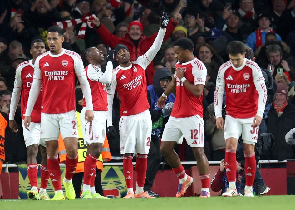 Noni Madueke (c) del Arsenal celebra con sus compañeros tras marcar el segundo gol de su equipo durante el partido de la fase de liga de la UEFA Champions League entre el Arsenal y el Bayern Munich en Londres, Gran Bretaña, el 26 de noviembre de 2025. (Liga de Campeones, Reino Unido, Londres)