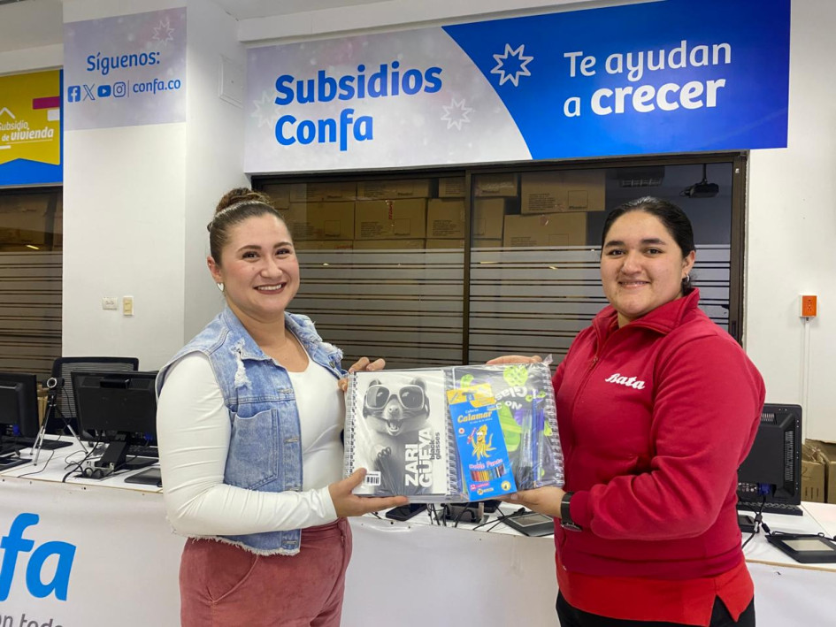 Miles de familias en Caldas reciben los subsidios de paquete y calzado escolar de Confa