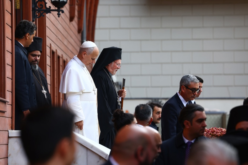 El papa León XIV camina junto al patriarca Bartolomé I cuando parte después de su almuerzo hacia el Aeropuerto Ataturk en Estambul, Turquía,