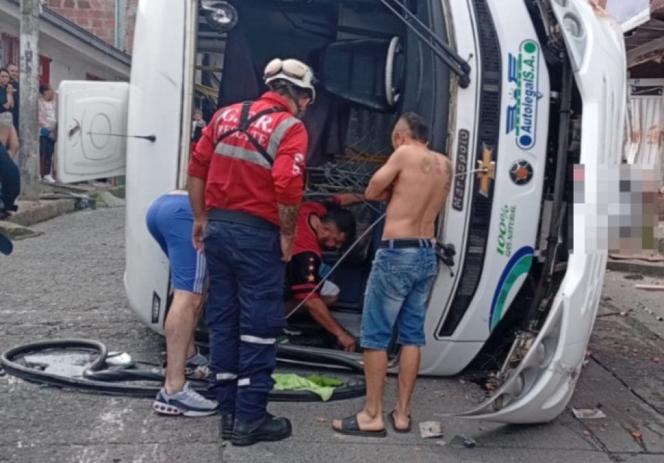 Dos viviendas sufrieron daños tras el accidente. El conductor y una niña resultaron lesionados.